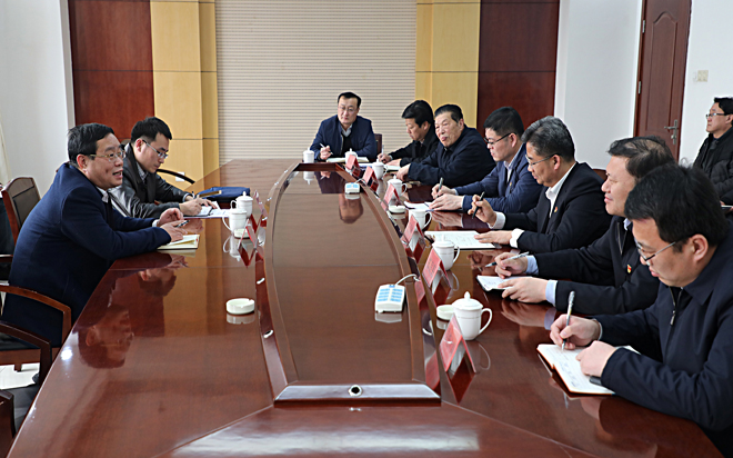 市科技局局長于秀棟（左一）一行來我公司調研企業研發投入統計工作和科技政策落地落實情況。.jpg